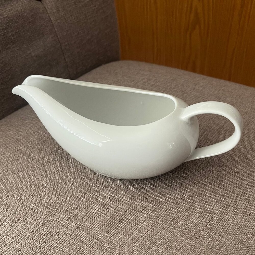 Classic White Porcelain Gravy / Sauce Boat – Made in Germany, like new
